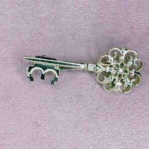 680. Vintage Goldtone Filigree Key Brooch